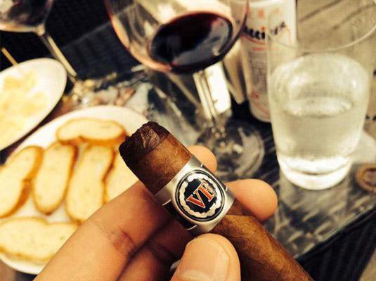 抽雪茄不过肺为什么还要抽,抽雪茄身体有什么感觉