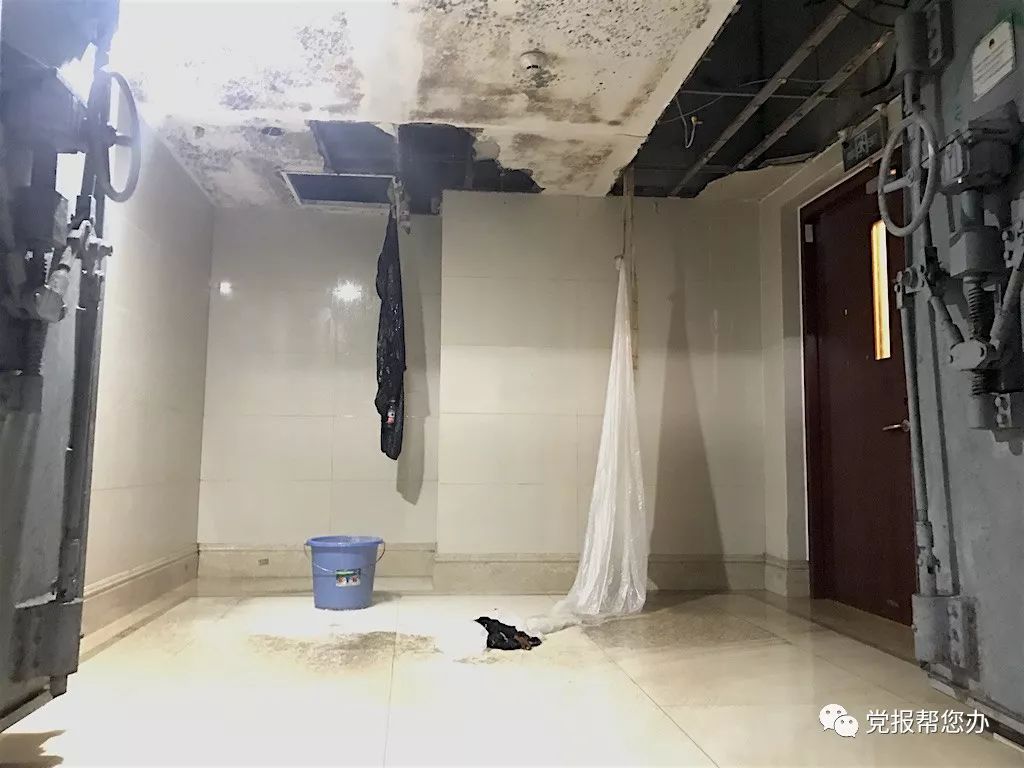 北京通州一小区楼顶漏水,没想到房子漏雨了