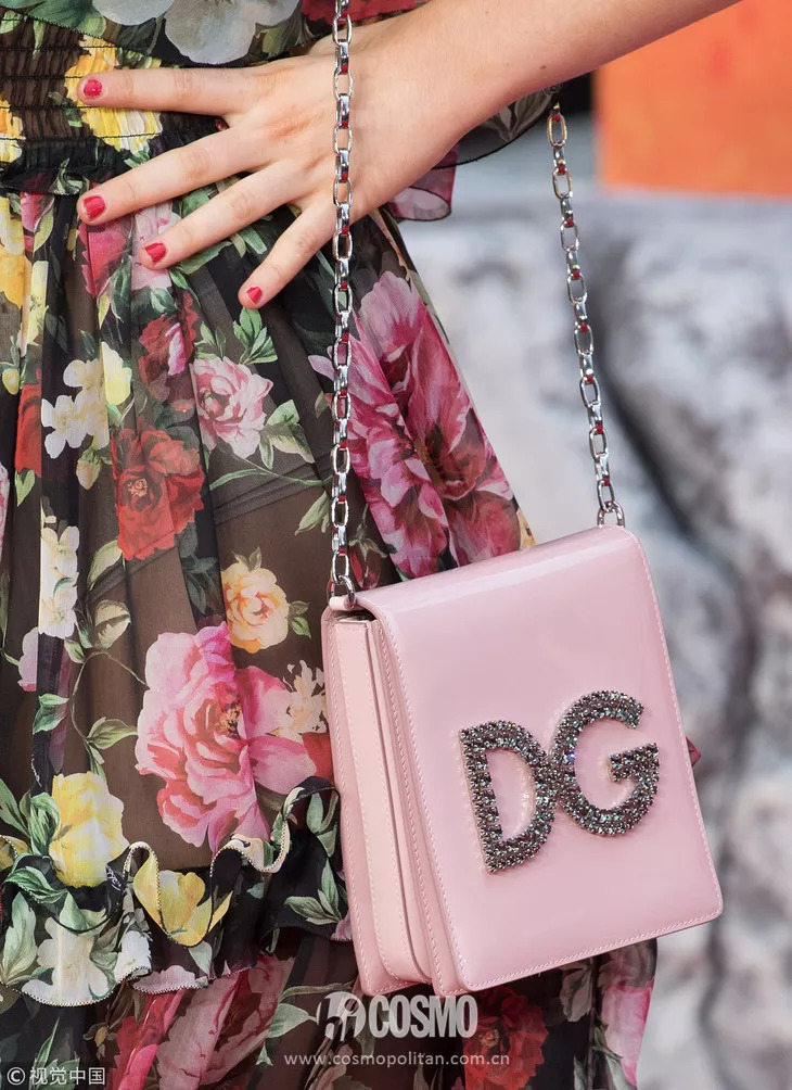 一款给杨幂穿火的包包,杨幂同款牛仔lv包