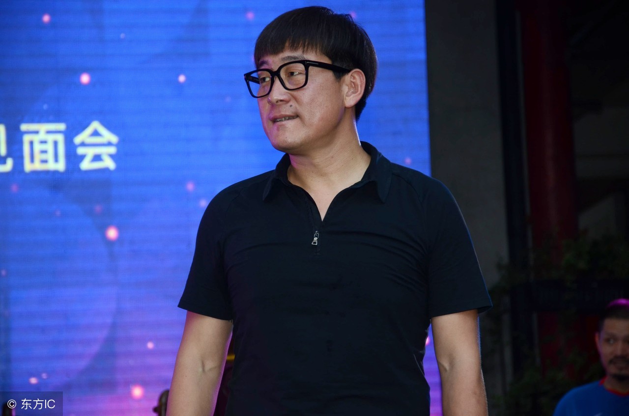 会踢足球的胖子——曲圣卿，如今成为大学队主帅，看淡风云