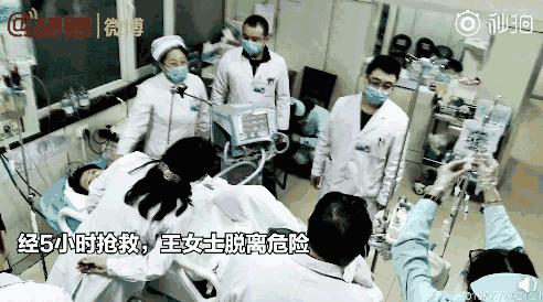 男生双膝下跪的视频,男子下跪感动无数人