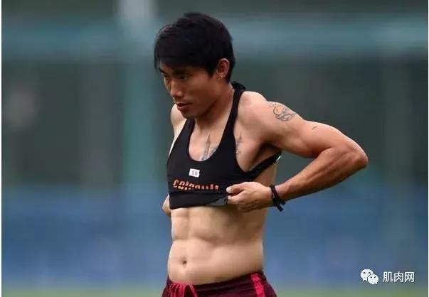 当男足脱掉衣服，确实不忍直视了！年薪1亿，白斩鸡身材！