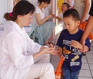 3岁男宝发烧,5岁男童口腔疱疹发烧身上出疹子