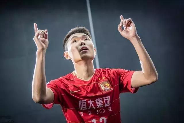 王上源踢中卫完整视频,王上源对球迷说什么呢