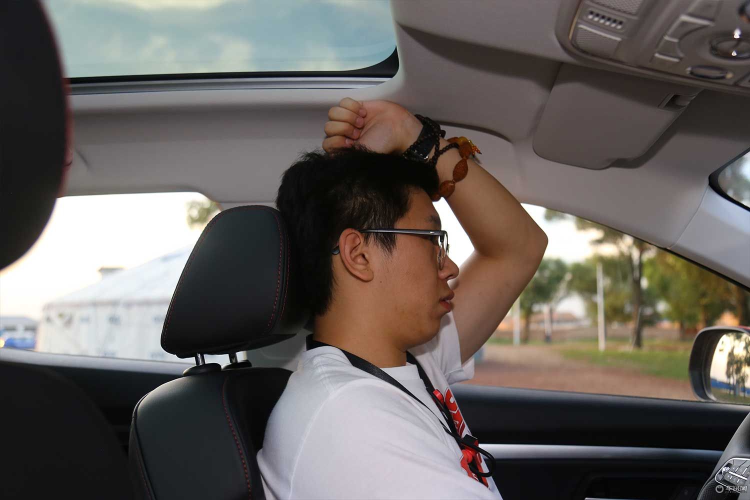 扔下了女朋友去草原试驾哈弗H2s7万块的个性小车成为了“新欢”