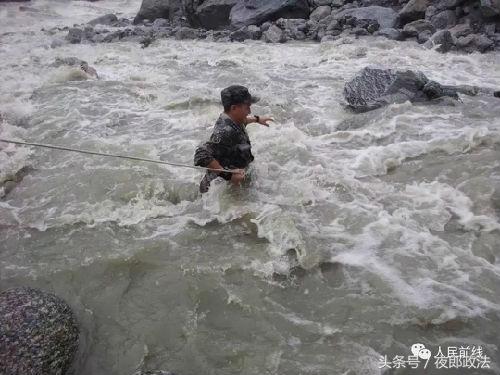 西藏军人偷偷回家感人视频,西藏老兵退伍催泪视频