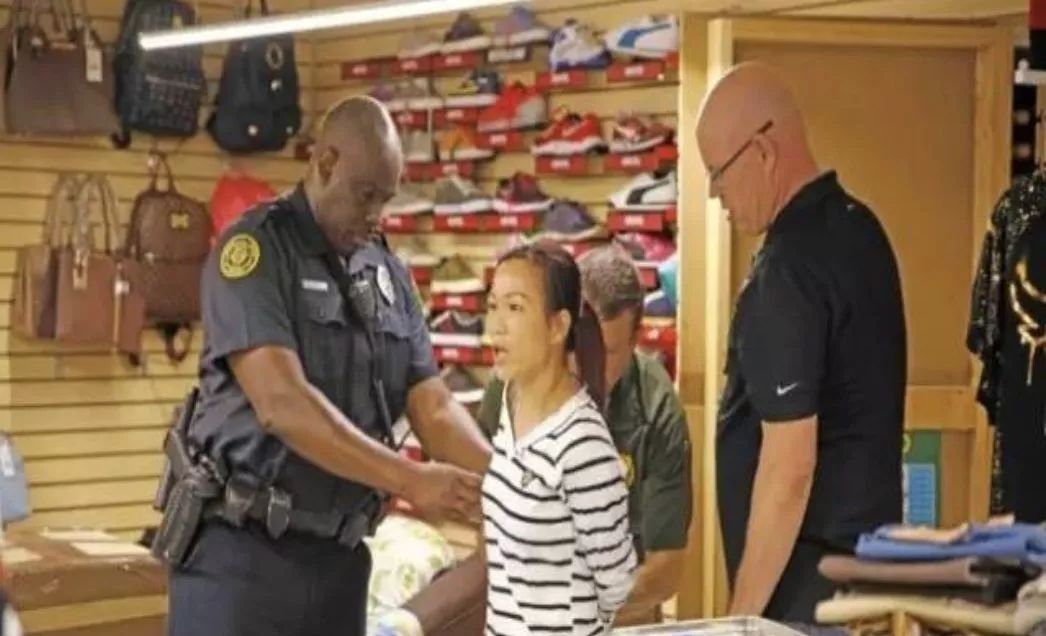 触目惊心!你去美国买的包包可能是假的!香奈儿香水是动物尿液做成的!纽约破获4.5亿美元假货案,从中国*私走**在美国正规门店卖……