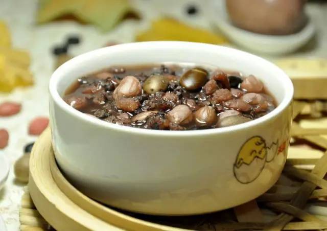 白头发长在前面是缺什么,白头发长在后脑勺证明什么病