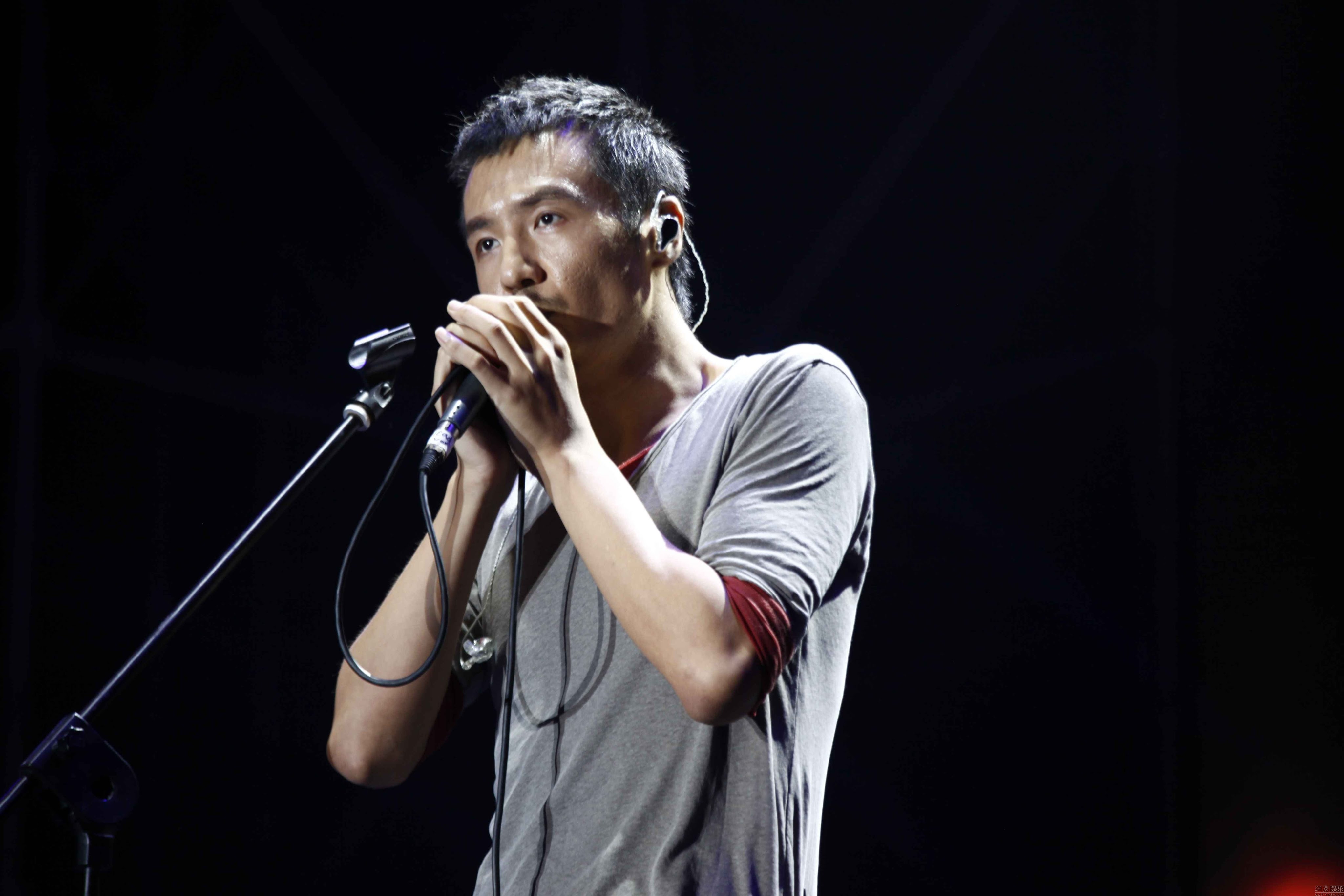 揭秘朴树成长史,青春期患抑郁症想自杀,《平凡之路》唱出一生!