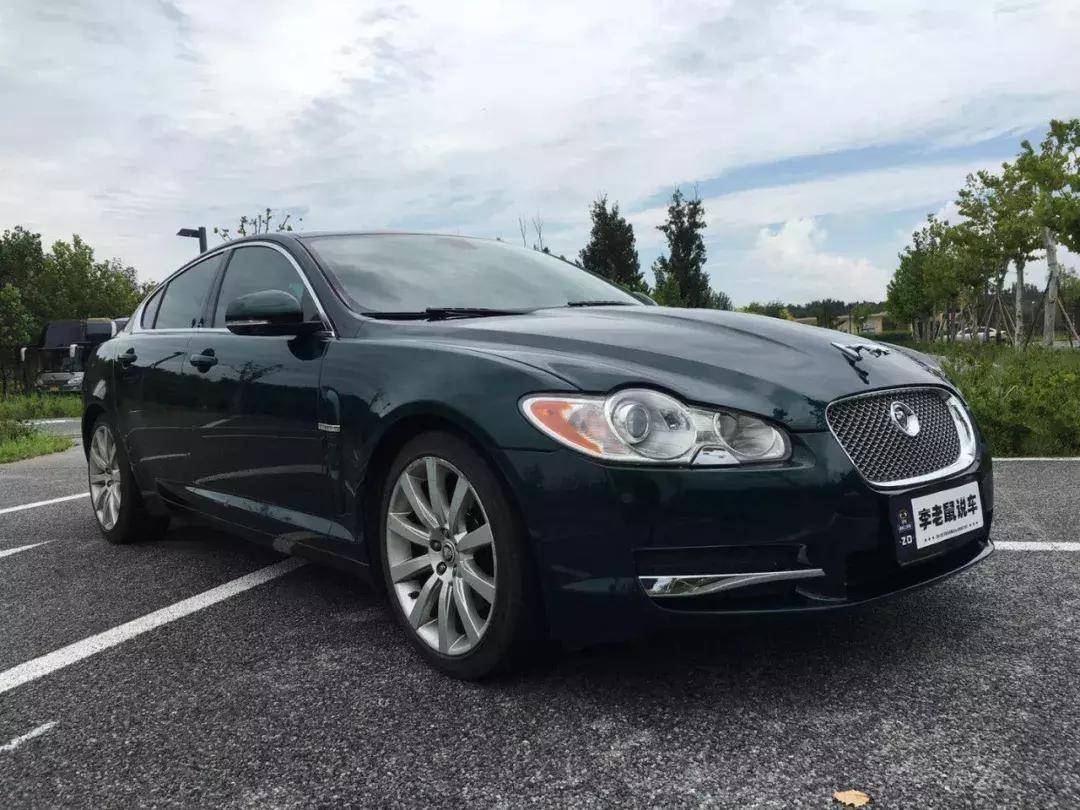 花16万尽显英伦风范，停车姑娘围着转，开起来一年少6万