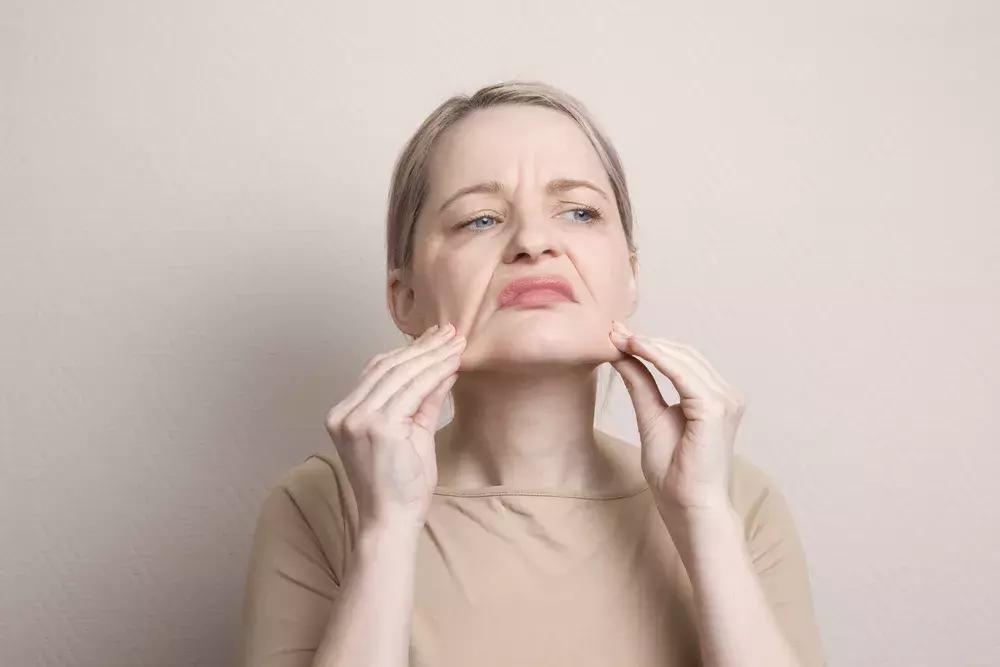 怎样才能减掉脸颊上多余的脂肪,脸颊两边多余的赘肉怎么减掉