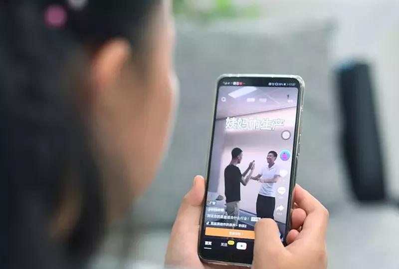 十几岁的小女孩浓妆艳抹,9岁少女浓妆艳抹