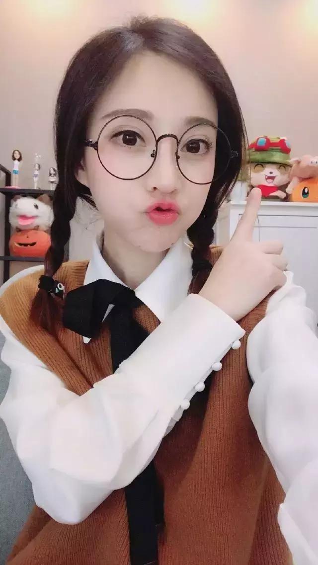 冯提莫拍照必杀技！第三张已沦陷，最后一张毫无抵抗力