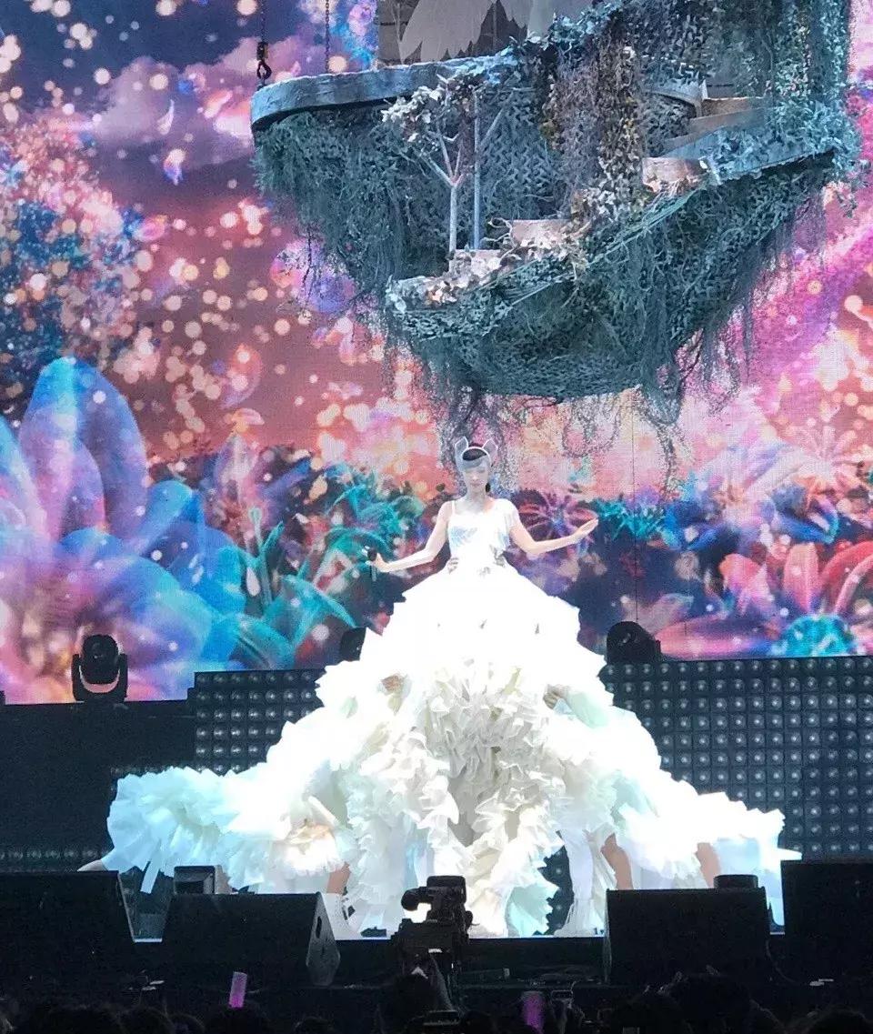 周慧敏20到51岁女神也老了,周慧敏51岁还是很年轻