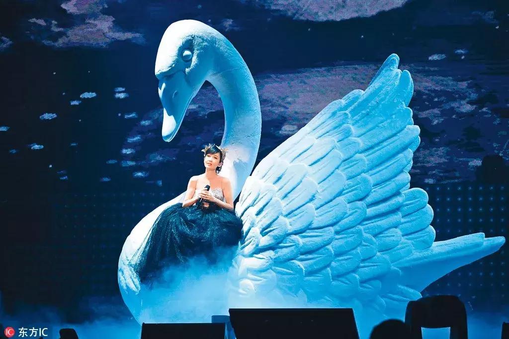 周慧敏20到51岁女神也老了,周慧敏51岁还是很年轻