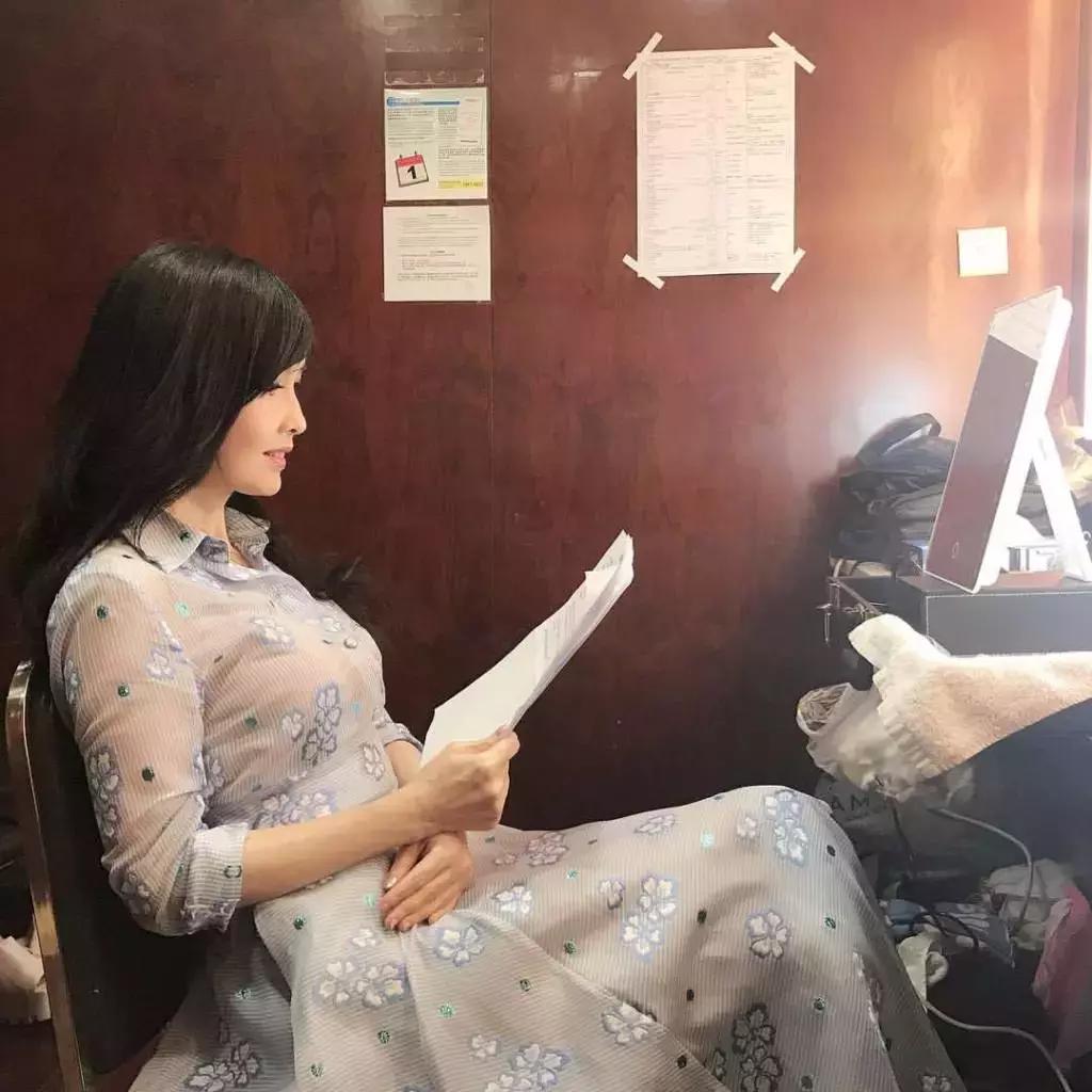 周慧敏20到51岁女神也老了,周慧敏51岁还是很年轻