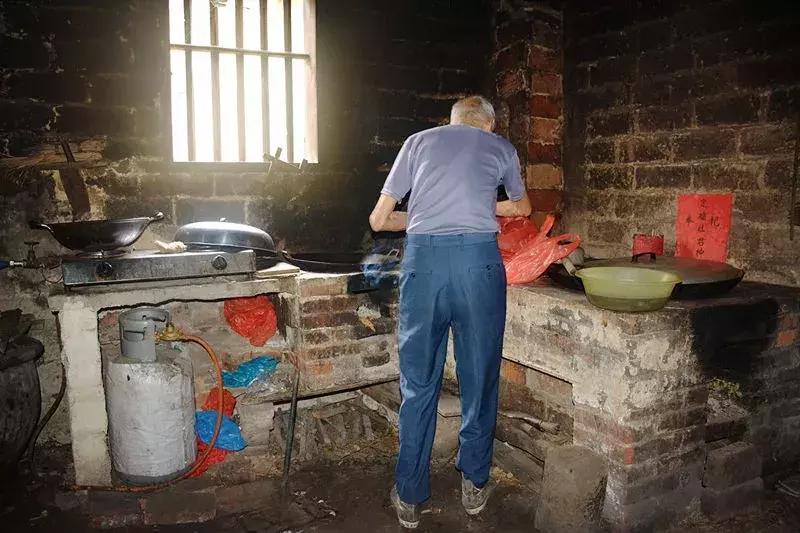 我的4个战友，3双眼睛1条腿！军人不怕牺牲怕遗忘