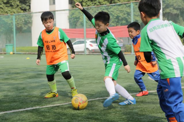 要让孩子学足球吗,孩子学足球