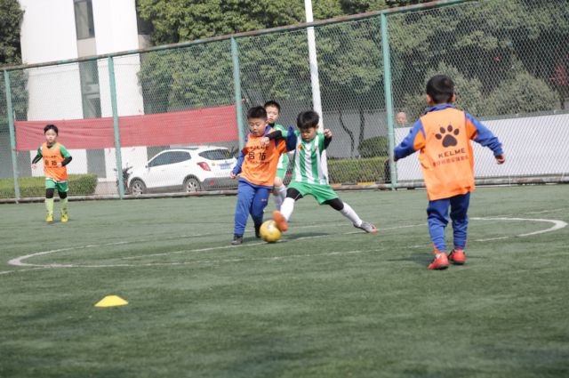 送小孩去学足球费钱吗,为什么要送自己孩子去学跆拳道