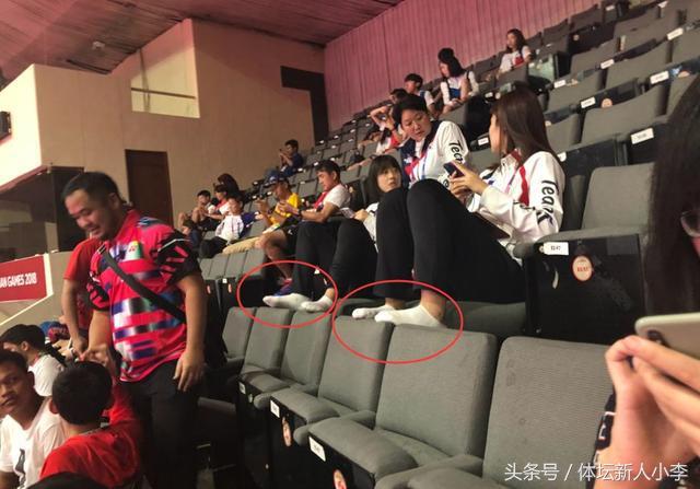 差距!日本泳迷赛后自觉清理垃圾,而韩国女选手在看台脱鞋