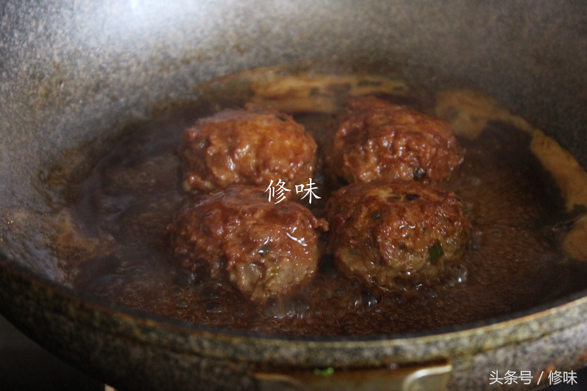 放马蹄的四喜丸子做法,四喜丸子放荸荠和馒头哪个好吃