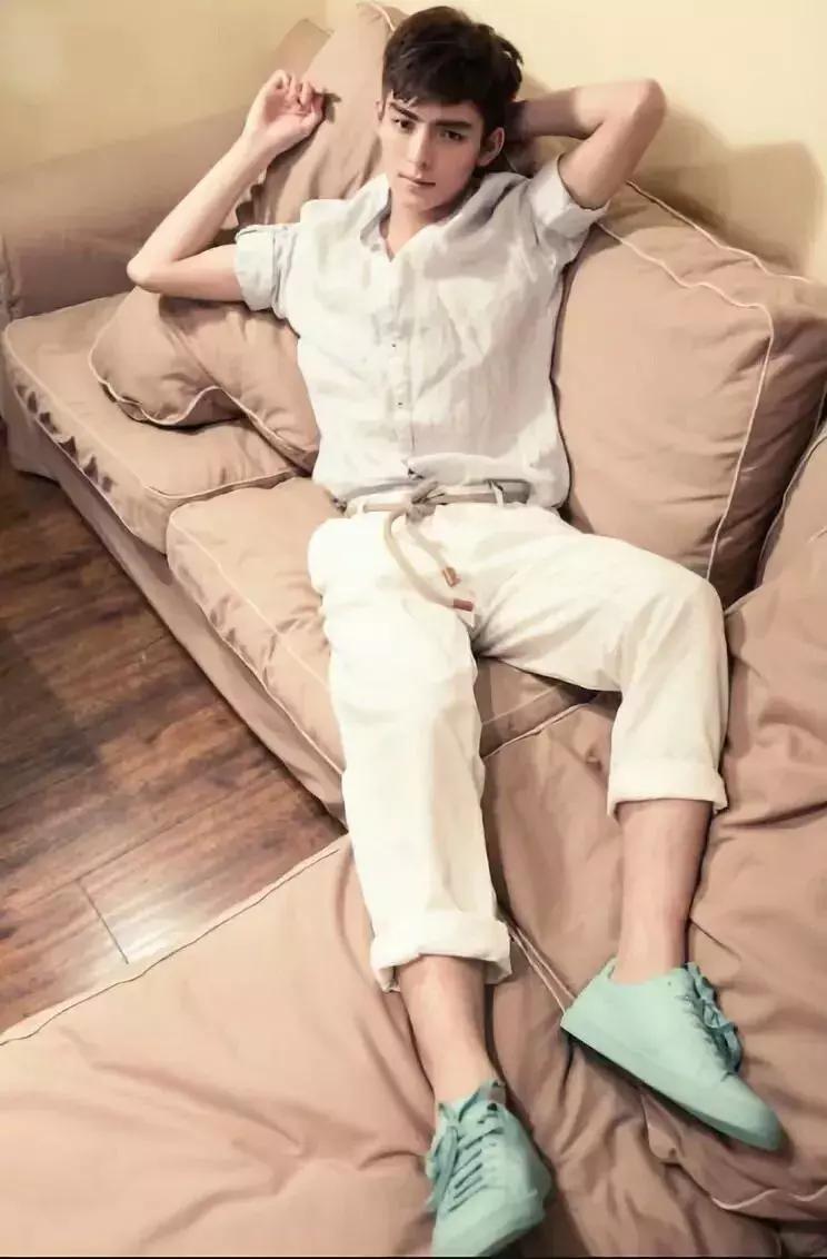 王皓轩宋继扬李泊文拍陈情令花絮,王皓轩沙海陈情令反差