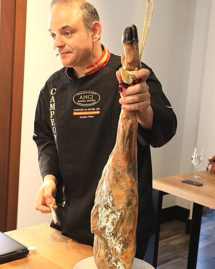 西班牙火腿，贵则几百欧元一公斤，贱则几欧元一份，为什么？