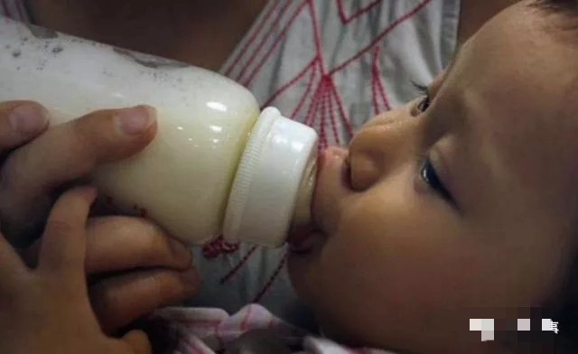 爸爸和宝宝抢妈妈奶吃,爸爸跟孩子抢奶吃