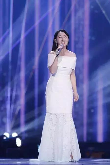 杨钰莹1971年5月11日52岁图片,49岁杨钰莹近照穿搭