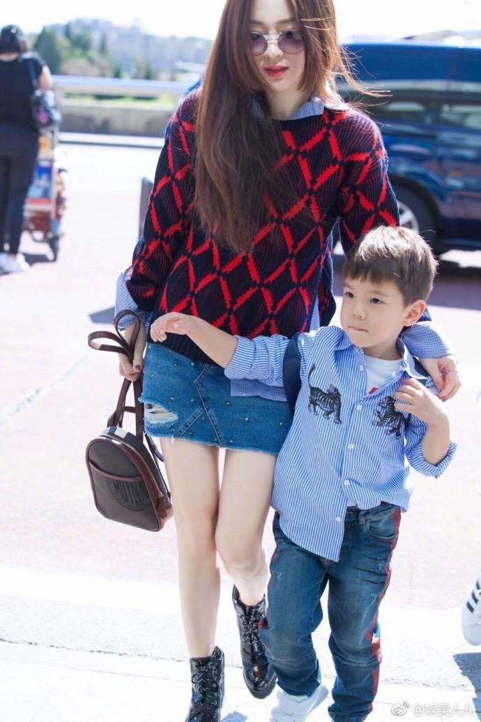 霍思燕穿紧身弹力裤出街,霍思燕秀大粗腿