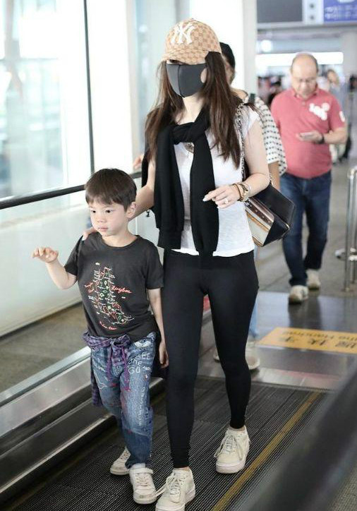 霍思燕穿紧身弹力裤出街,霍思燕秀大粗腿