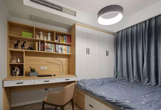 书房有个榻榻米和书柜设计,书房榻榻米的设计底下可以储物