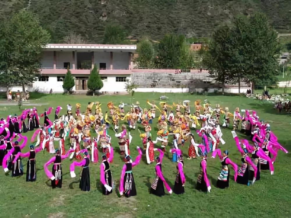 氧生度｜在巴塘，在高山海子之间跳起弦子唱起歌