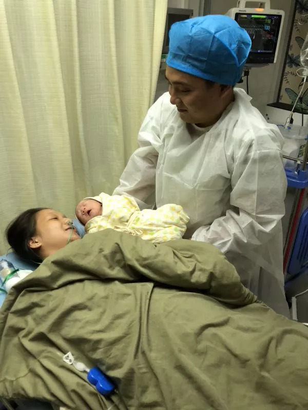 “小脚丫”先露出娘胎，脐带脱垂命悬一线！医护只花3分钟成功抢救