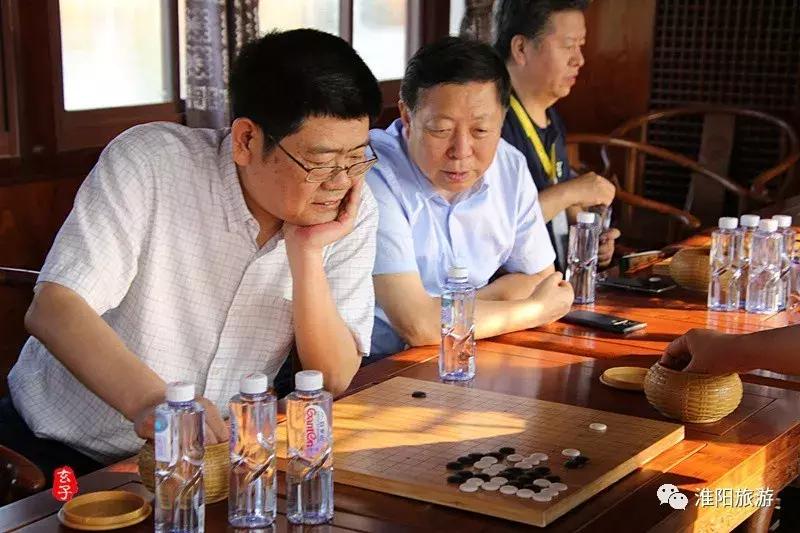 河南省政协副主席李英杰亲临淮阳“荷花杯”围棋棋王赛观战