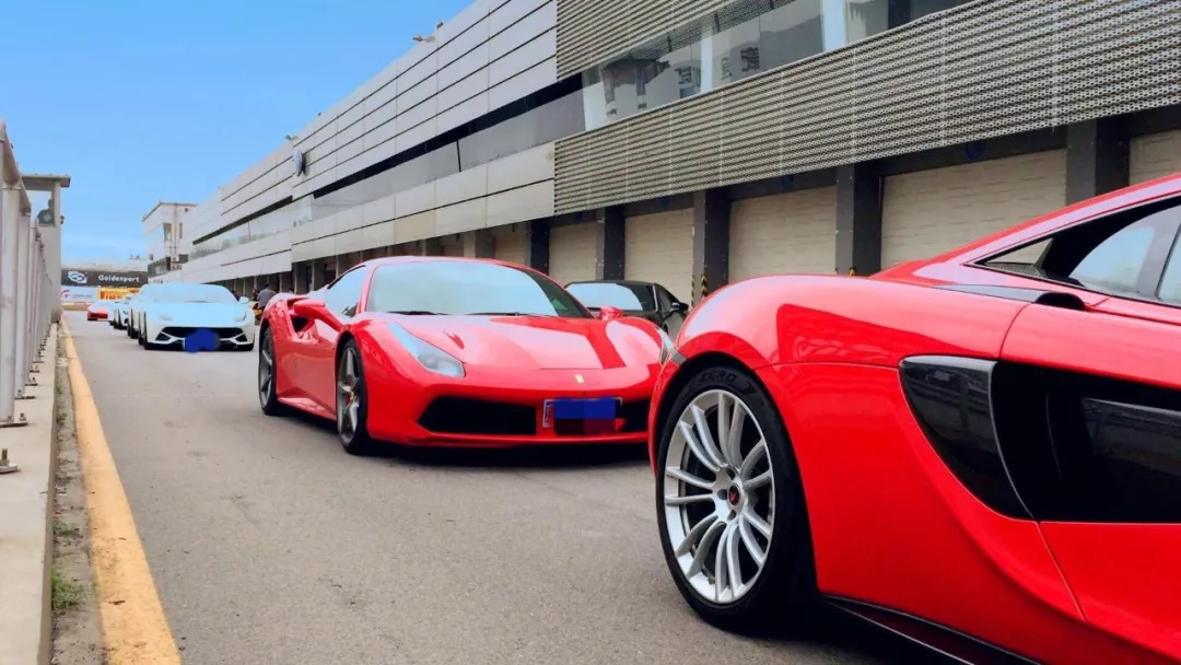 绝色超跑倾城“红”颜