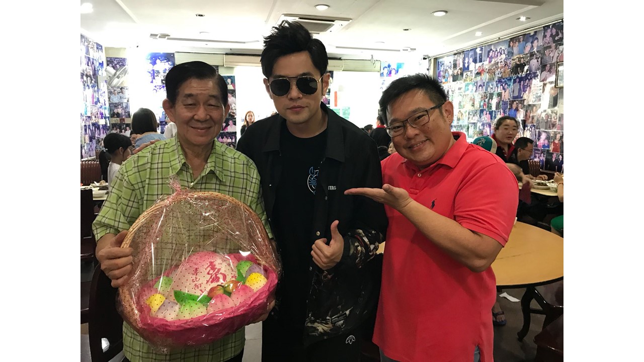 周杰伦新加坡飞机吃肉骨茶,周杰伦新加坡偶遇粉丝帮买单