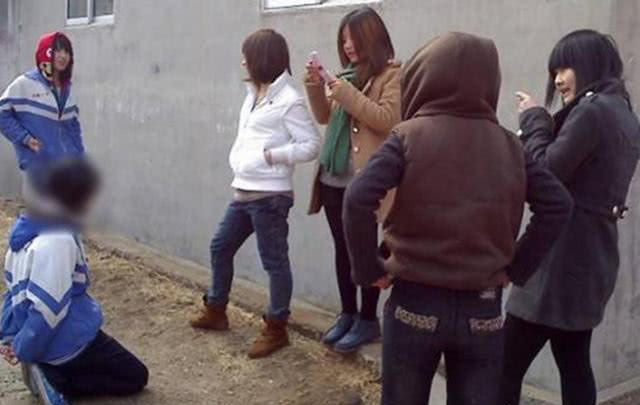 13岁女儿突然走路叉腿，父亲晚上悄悄脱下裤子，泪水忍不住流出