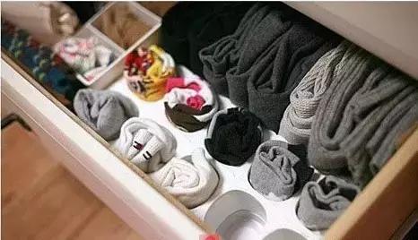 她在衣柜里系了根鞋带，衣柜竟然瞬间大一倍！