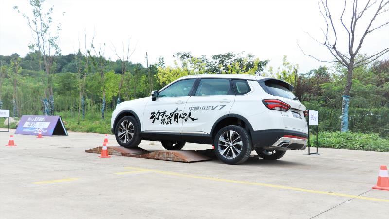 华晨中华v7运动版,中华v7对比宝马x3