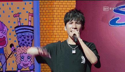 放过大张伟吧，他都35了，早就不是摇滚少年了