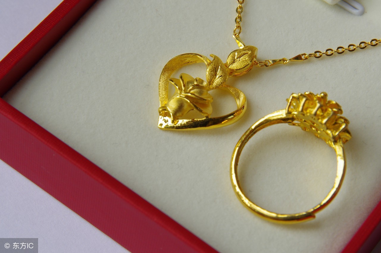 同样是足金首饰价格不一样，中间每克差价能上100元！