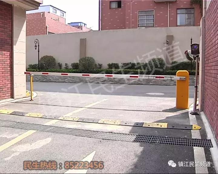 镇江这个小区没车位的业主车子不让进？物业：我们可没有强买强卖