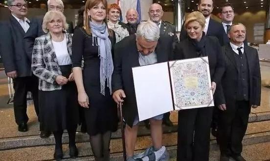 外国领*人最导**想删掉的尴尬照：图2礼仪变强吻，图5总统裤子掉了