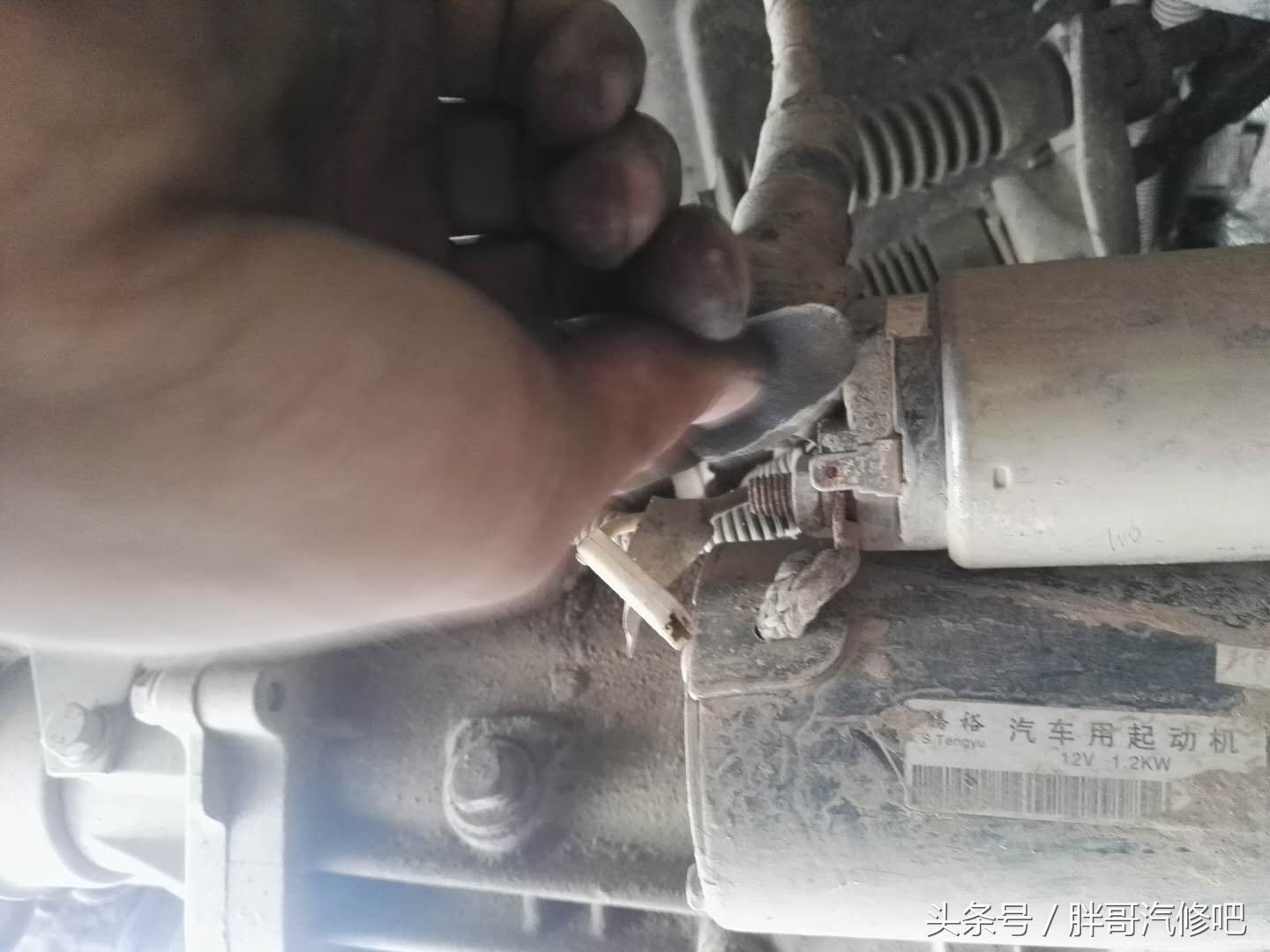 五菱神车起步加不上油,五菱汽车难启动不加油就熄火