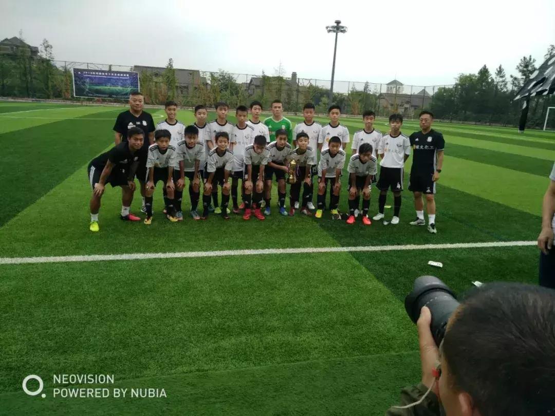 造价千万的完美球场秋天的青山湖边藏了一个网红级别的团建圣地