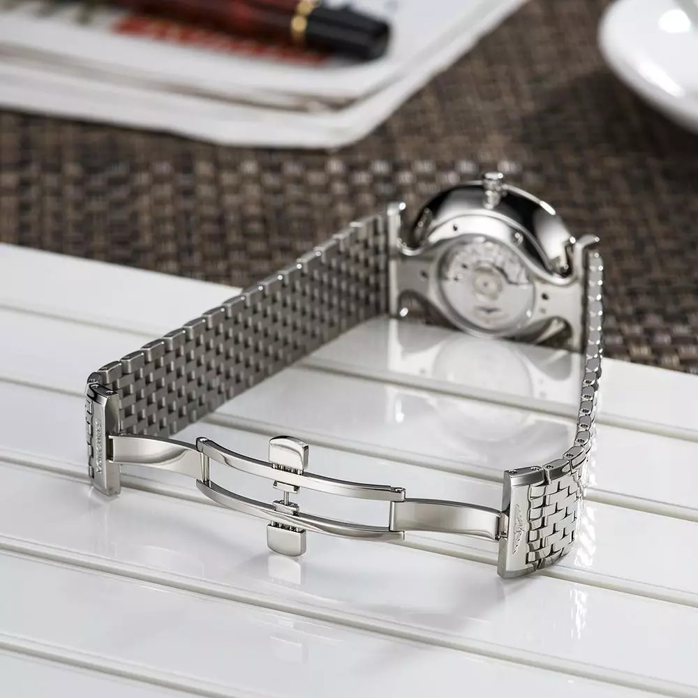 自从戴了这款表，女友总是拉着我的手不放