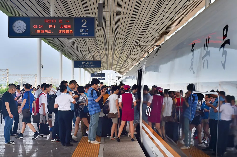 中秋节火车放假吗,中秋节当天汽车站和火车站放假吗