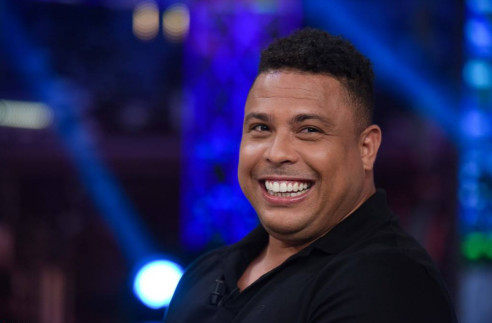 职业病：主帅场边截断对方球员进攻，被罚上看台