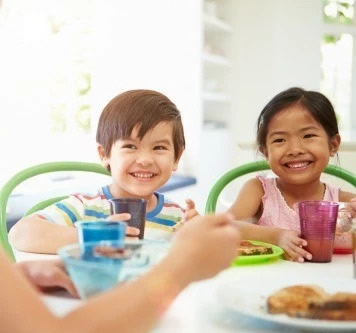 “我的小祖宗啊,你倒是咽下去啊”|孩子吃饭总含在嘴里怎么办?